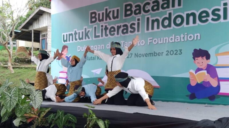 Seni tari yang ditampilkan oleh para siswa SDN 018 Tenggarong Seberang