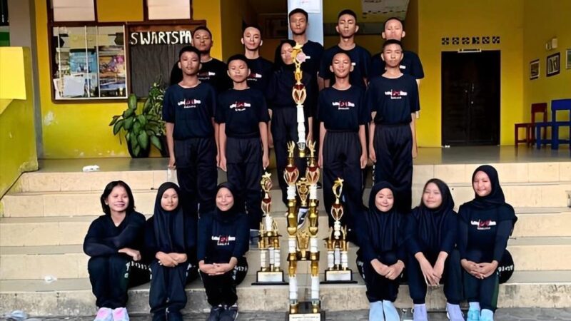 Siswa SMPN 2 Tenggarong saat menunjukkan piala atas prestasi yang berhasil dipersembahkan