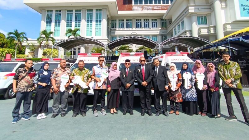 Penyerahan mobil ambulans