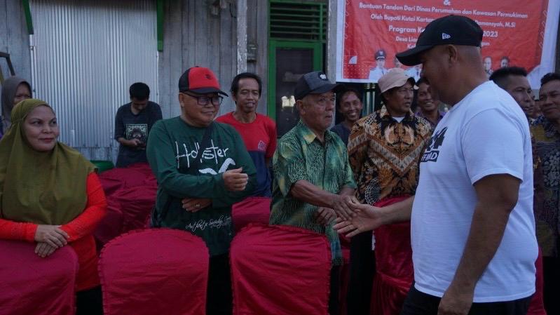 Bupati Kukar, Edi Damansyah serahkan bantuan bagi nelayan