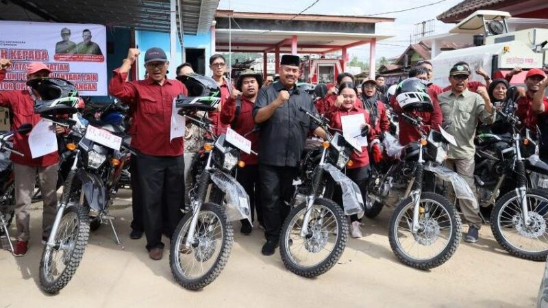 Bupati Kukar Edi Damansyah saat penyerahan kendaraan operasional lapangan bagi penyuluh pertanian