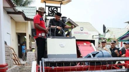 Bupati Kukar Edi Damansyah saat melakukan uji coba alsintan