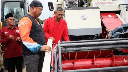 Bupati Kukar Edi Damansyah saat menyerahkan bantuan alsintan