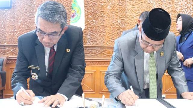 Bupati Ardiansyah Sulaiman dan Ketua DPRD Joni menandatangani kesepakatan APBD 2024