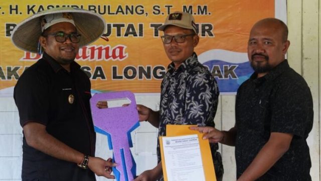 Penyerahan mobil ambulans secara simbolis