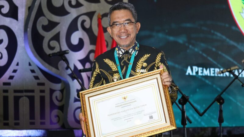 Bupati Kutim, Ardiansyah menerima penghargaan Anugerah Meritokrasi dari KASN