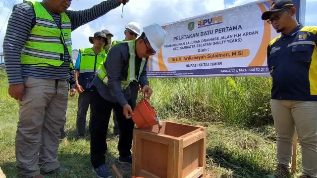 Peletakan batu pertama salah satu proyek MYC oleh Bupati Kutim Ardiansyah Sulaiman