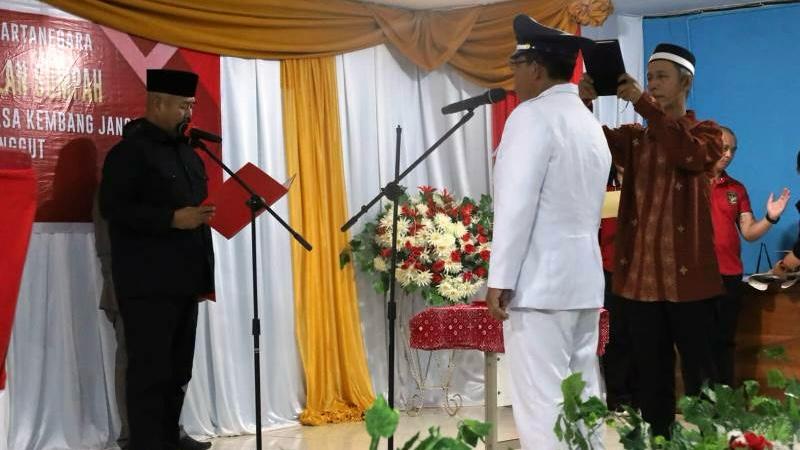 Pelantikan Kades Kembang Janggut oleh Bupati Kukar, Edi Damansyah