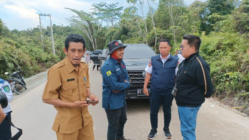 Wakil Bupati Kukar, Rendi Solihin meninjau jalan akses di Desa Loleng