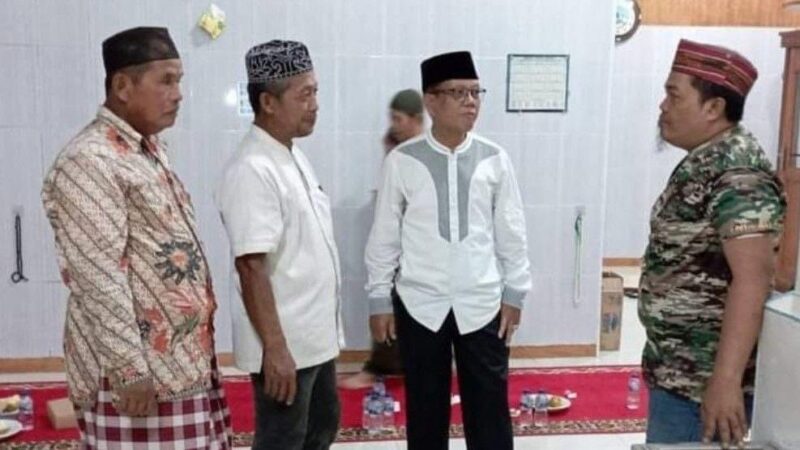 Caleg Dapil 1 Tenggarong dari Partai Gerindra, Misra Budiarto berdiskusi bersama masyarakat