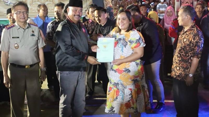 Penyerahan sertifikat tanah oleh Bupati Kukar, Edi Damansyah kepada masyarakat