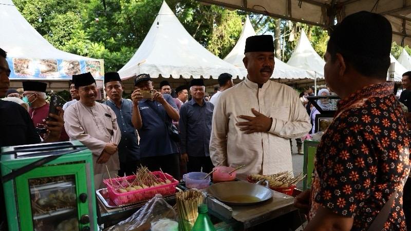 Bupati Kukar, Edi Damansyah saat mengelilingi Lorong Pasar Ramadan