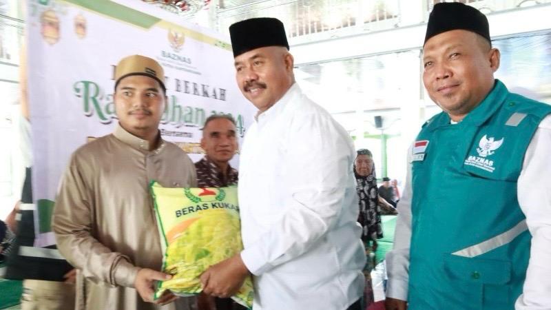 Bupati Kukar, Edi Damansyah serahkan bantuan bagi masyarakat Desa Kahala
