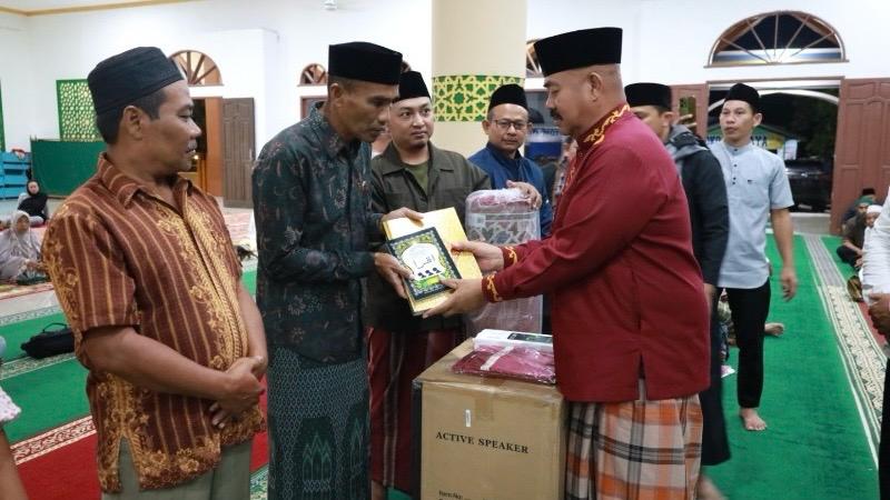 Bupati Kukar, Edi Damansyah menyerahkan bantuan di Kecamatan Kembang Janggut