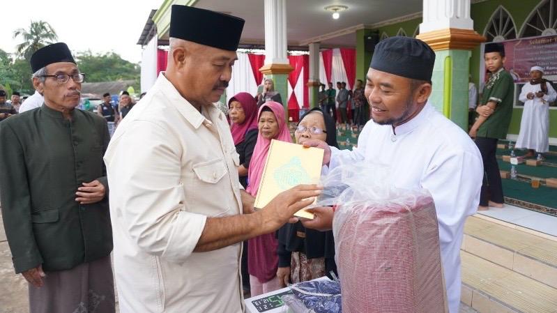 Bupati Kukar, Edi Damansyah menyerahkan bantuan 