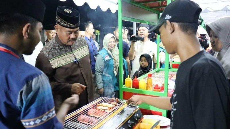 Bupati Kukar, Edi Damansyah saat berbelanja di lapak UMKM