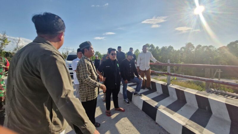 Wakil Bupati Kukar, Rendi Solihin melihat pembangunan infrastruktur di Kembang Janggut