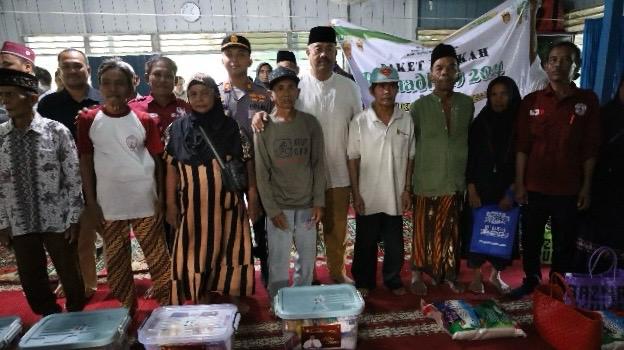 Bupati Kukar Edi Damansyah menyerahkan bantuian di Desa Jonggon