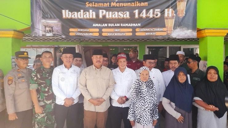 Bupati Kukar, Edi Damansyah berfoto bersama warga Kecamatan Samboja Barat