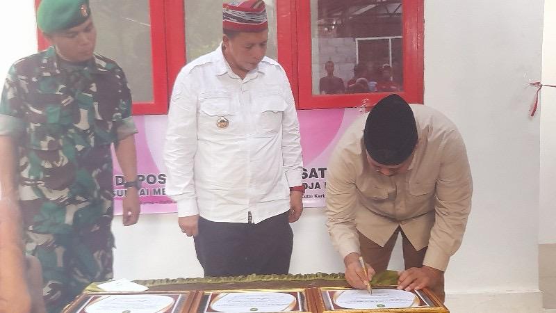 Bupati ukase, Edi Damansyah menandatangani peresmian gedung Posyandu