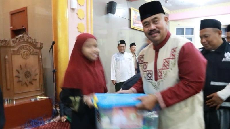 Bupati Kukar Edi Damansyah menyerahkan bantuan bagi warga