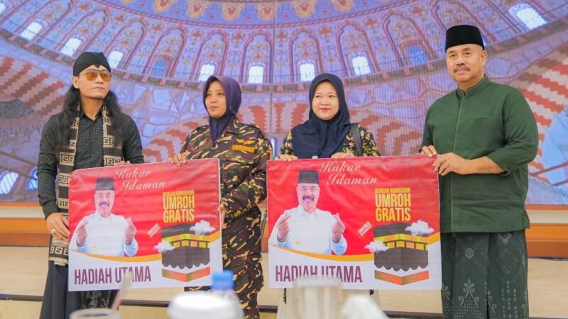 Bupati Kukar, Edi Damansyah menyerahkan door prize paket umrah secara simbolis