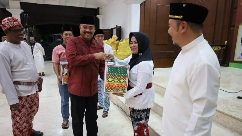 Bupati Kukar memberikan bantuan secara simbolis