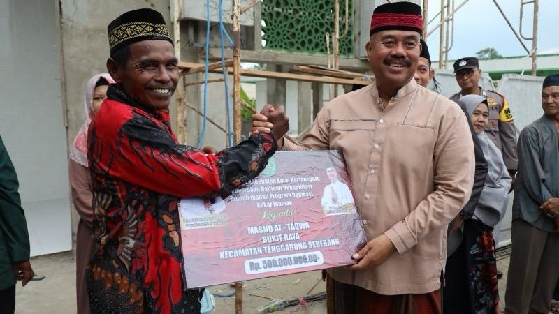 Penyerahan bantuan olles Bupati Kukar Edi Damansyah