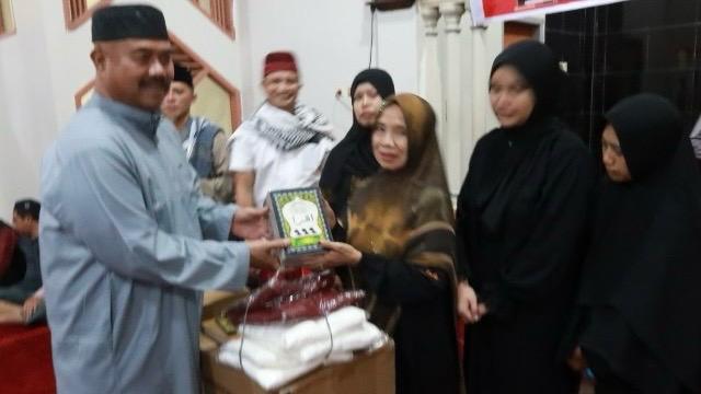 Bupati Kukar, Edi Damansyah menyerahkan bantuan