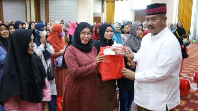 Penyerahan bantuan olles Bupati Kukar, Edi Damansyah