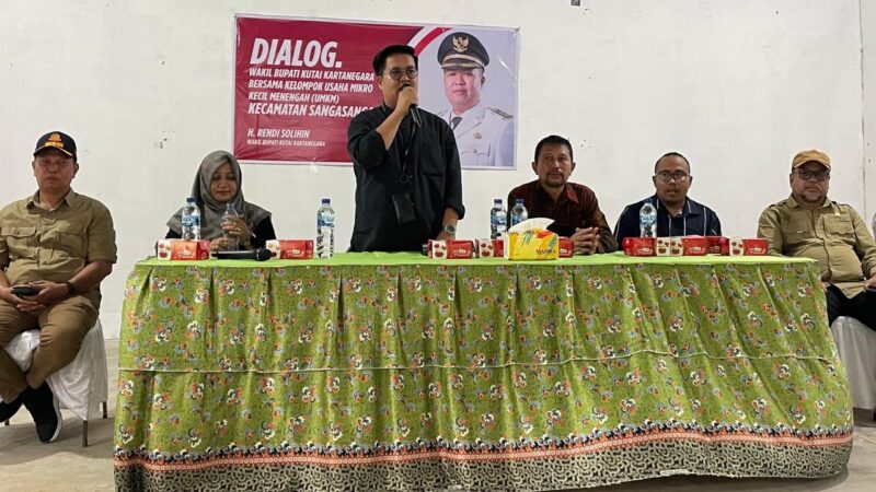 Wakil Bupati Kukar, Rendi Solihin berdialog bersama warga