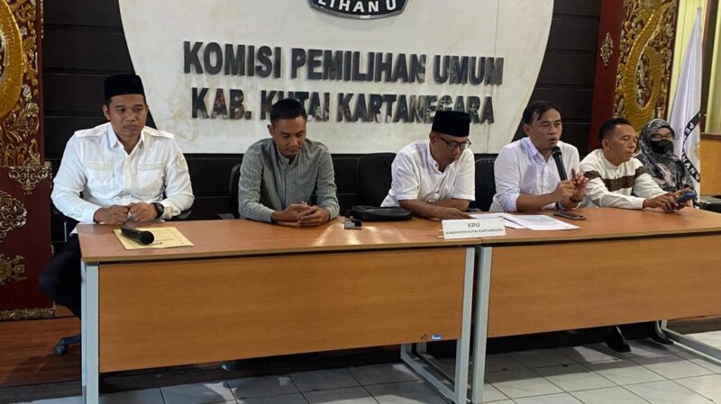 Konferensi pers di KPU Kukar