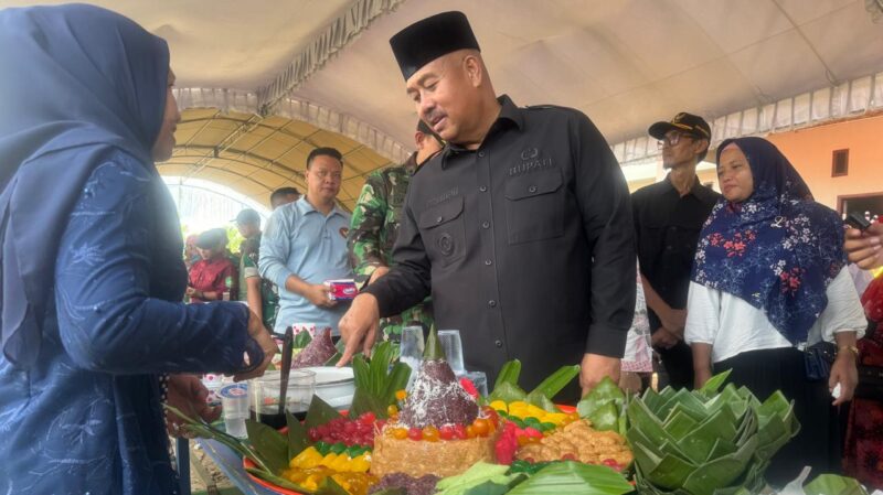 Bupati Kukar, Edi Damansyah berkeliling melihat cenil olahan masyarakat