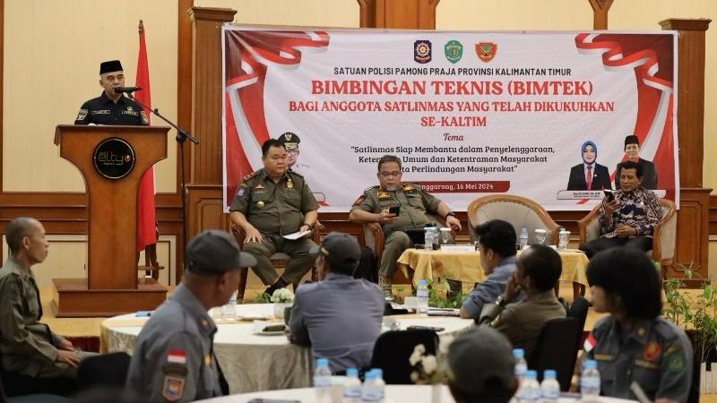Asisten I Setkab Kukar, Akhmad Taufik Hidayat saat menjadi narasumber Bimtek Satlinmas
