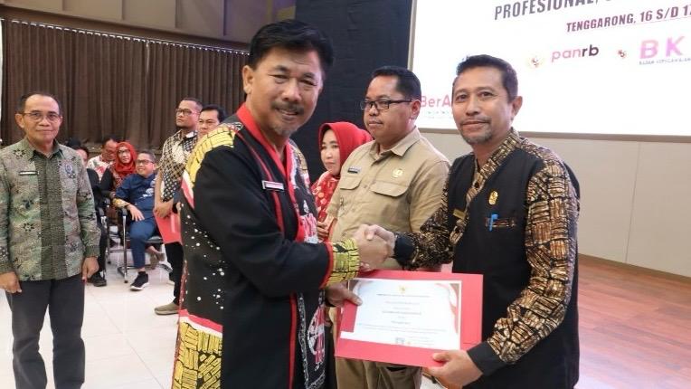 Pemberian penghargaan kepada ASN oleh Sekda Kukar