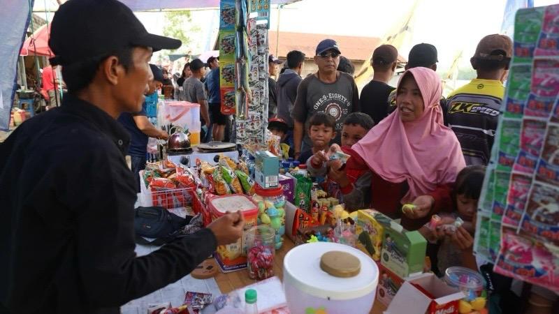 lap pedagang saat event Lomba Ketinting Desa Embalut