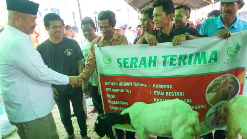 Bupati Kukar Edi Damansyah menyerahkan bantuan Hewan Ternak Kambing kepada Kelompok Tani Etam Bestari Desa Karang Tunggal