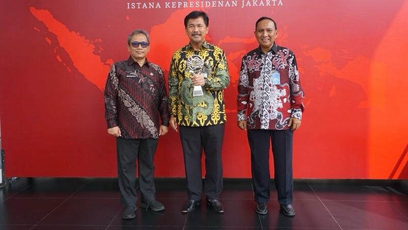 Sekda Kukar, Sunggono usai menerima penghargaan