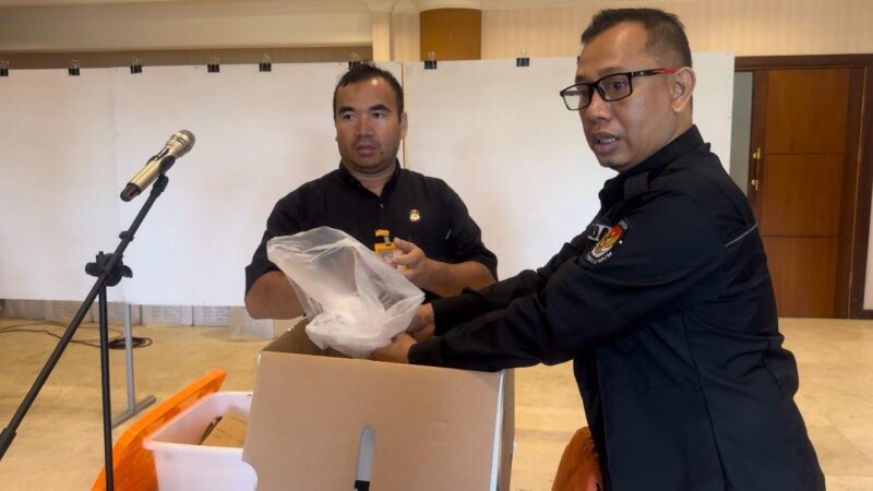 Ketua KPU Kutai Kartanegara, Rudi Gunawan memasukan surat suara yang sudah dihitung ulang