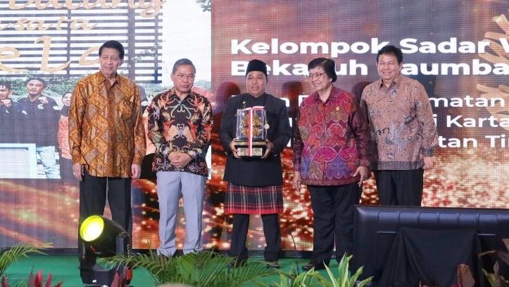 Pokdarwis Desa Pela menerima penghargaan