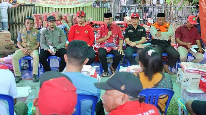 Kunjungan Bupati Kukar, Edi Damansyah di Posso Kebakaran Kelurahan Loa Ipuh