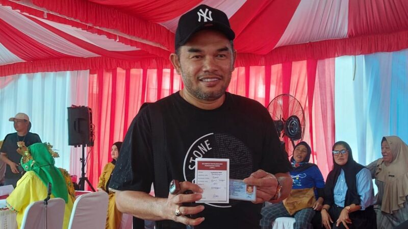 Ketua DPRD Kaltim, Hasanudin Mas'ud, menggunakan hak pilihnya di TPS 04 Kampung Baru, Kota Balikpapan 