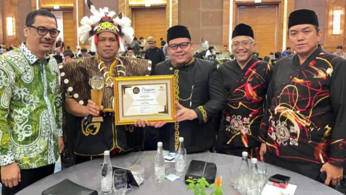 Desa Batuah menerima penghargaan pada Ajang Keterbukaan Informasi Desa 2024