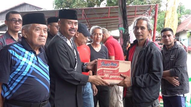 Penyerahan bantuan kepada korban kebakaran oleh Bupati Kukar, Edi Damansyah