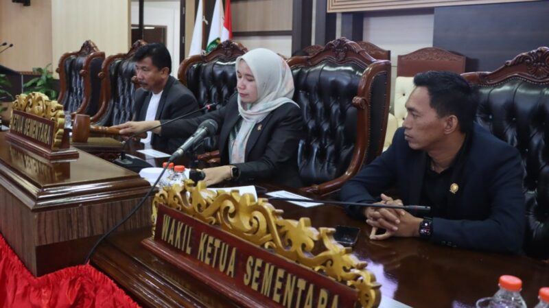 Rapat Paripurna dengan agenda Pembacaan Usulan Unsur Pimpinan Definitif DPRD Kukar 