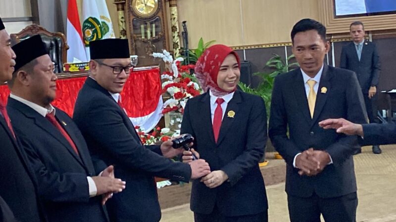 Ketua DPRD Kukar Sementara, Farida menyerahkan secara simbolis palu sidang ke Ketua DPRD Kukar Junaidi
