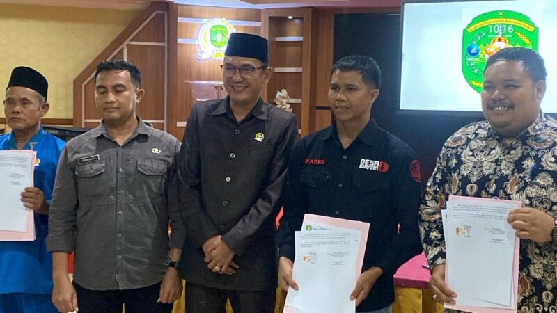 Penyerahan bantuan papan interaktif kepada perwakilan desa oleh Wakil Ketua DPRD Kukar