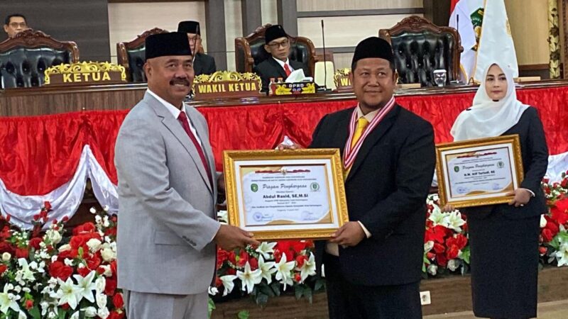 Penyerahan apresiasi dari Bupati Kukar Edi Damansyah kepada Ketua DPRD Kukar 2019-2024, Abdul Rasid