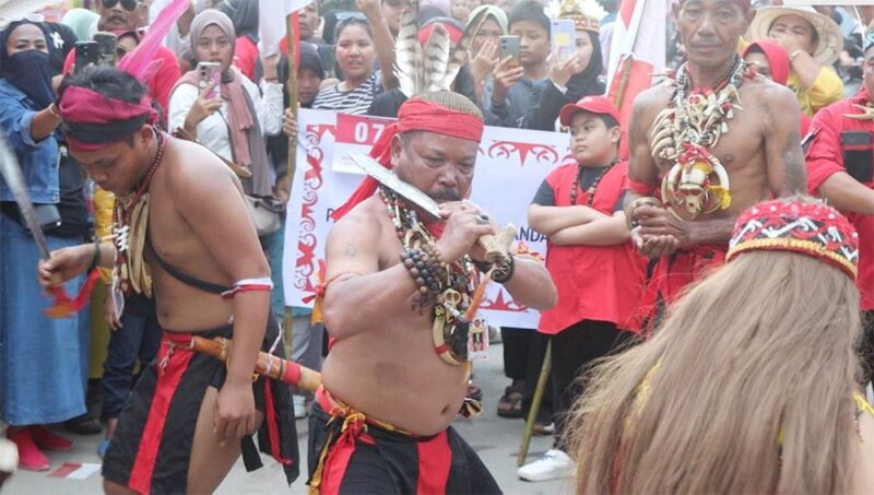 Kirab Budaya Karnaval Pembangunan di Samboja