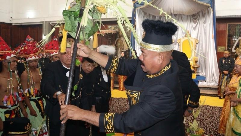 Prosesi Mendirikan Tiang Ayu sebagai tanda dimulainya Erau